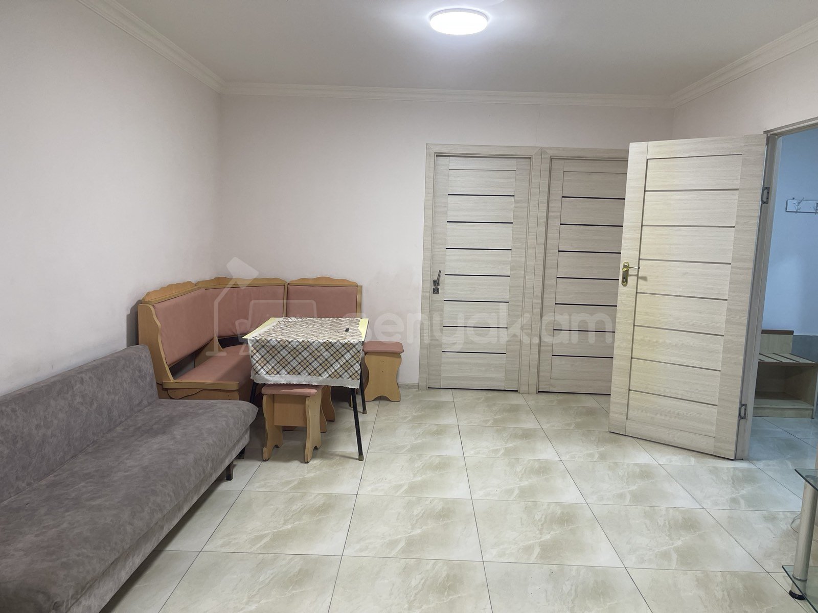 3 Սենյականոց Բնակարան Քարե Շենքում, 69քմ, 3/5 հարկ, Նորմալ Վիճակում, Կահավորված, Արևկող