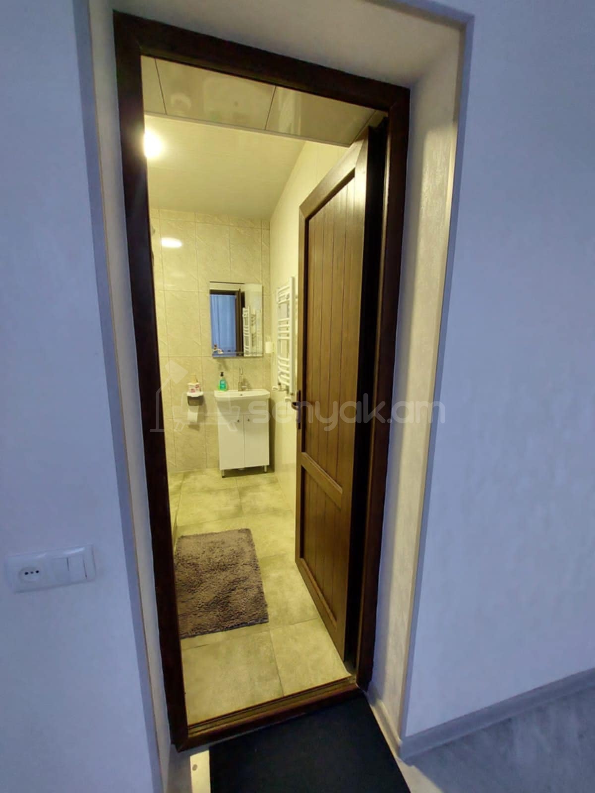 3 Սենյականոց Բնակարան Քարե Շենքում, 70քմ, 1/2 հարկ, Կապիտալ Վերանորոգված