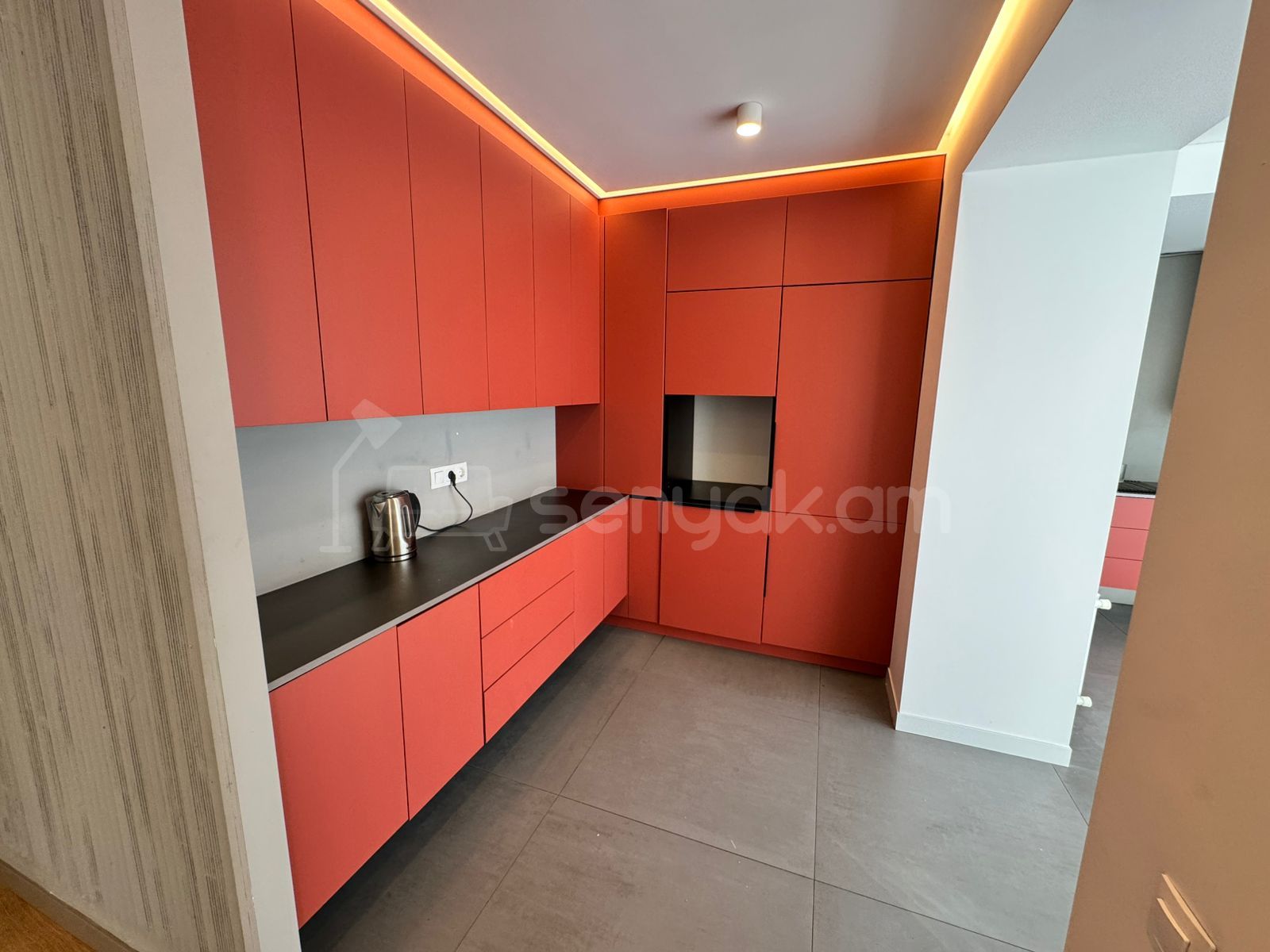 3 Սենյականոց Բնակարան Քարե Շենքում, 110քմ, 3/5 հարկ, Դիզայներական Վերանորոգված, Կահավորված, Արևկող