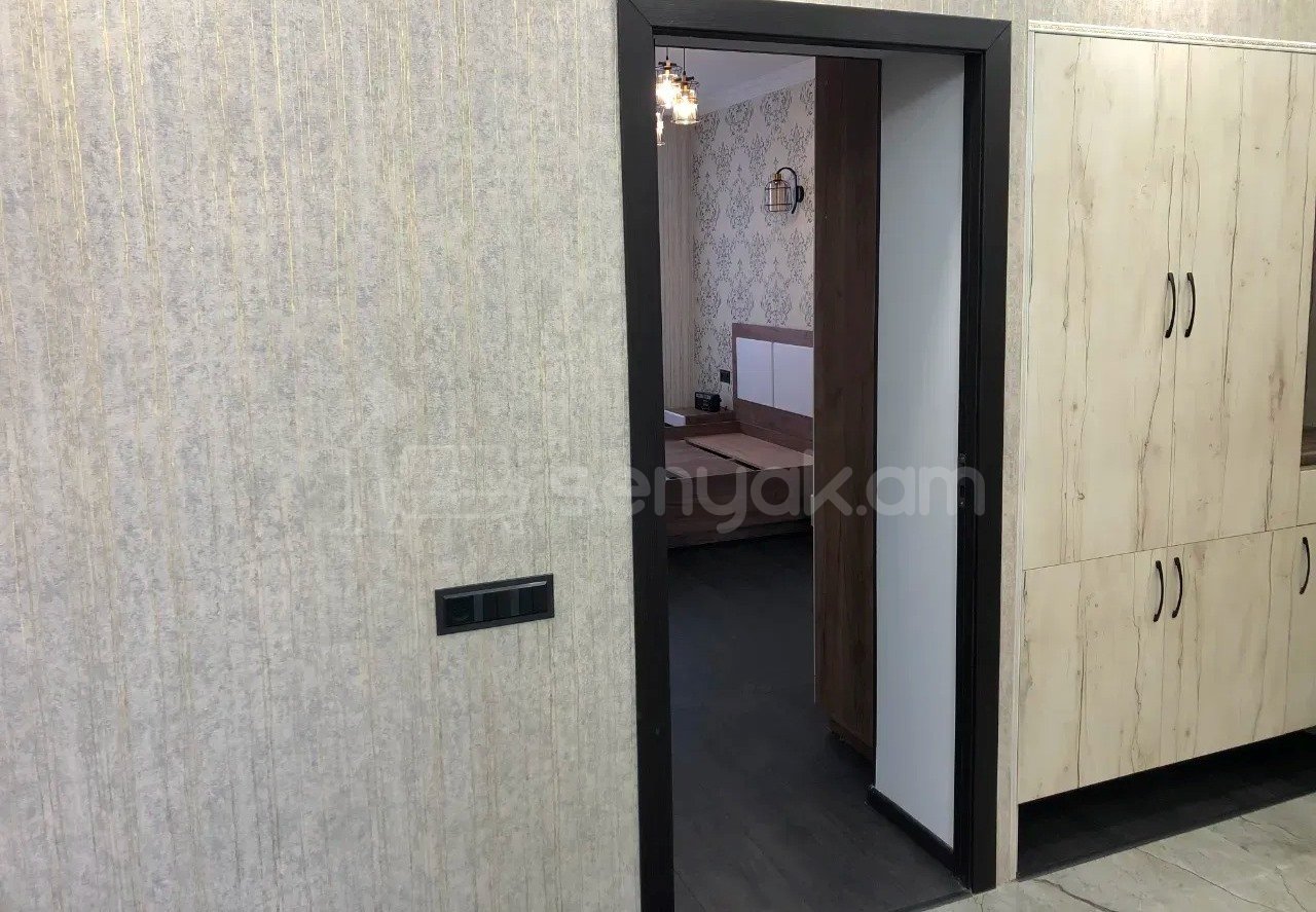 3 Սենյականոց Բնակարան Քարե Շենքում, 60քմ, 4/5 հարկ, Դիզայներական Վերանորոգված