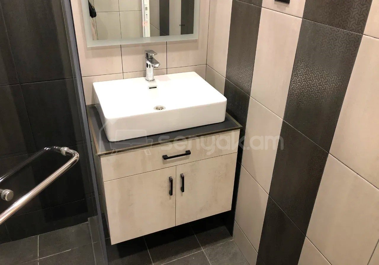 3 Սենյականոց Բնակարան Քարե Շենքում, 60քմ, 4/5 հարկ, Դիզայներական Վերանորոգված