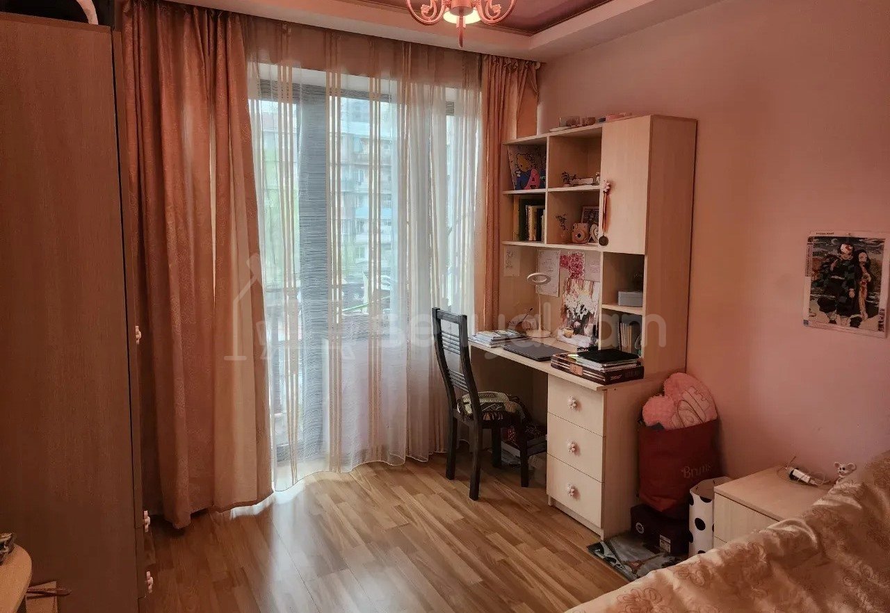 4 Սենյականոց Բնակարան Քարե Շենքում, 94քմ, 4/5 հարկ, Կապիտալ Վերանորոգված