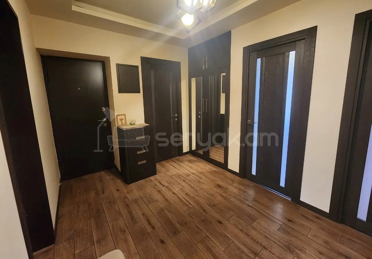 4 Սենյականոց Բնակարան Քարե Շենքում, 94քմ, 4/5 հարկ, Կապիտալ Վերանորոգված