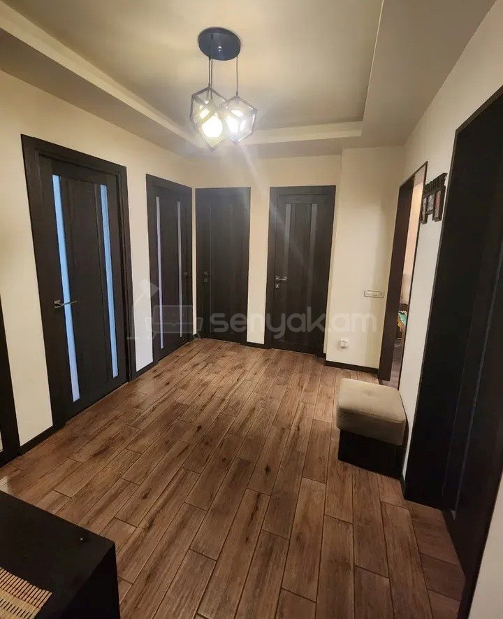 4 Սենյականոց Բնակարան Քարե Շենքում, 94քմ, 4/5 հարկ, Կապիտալ Վերանորոգված