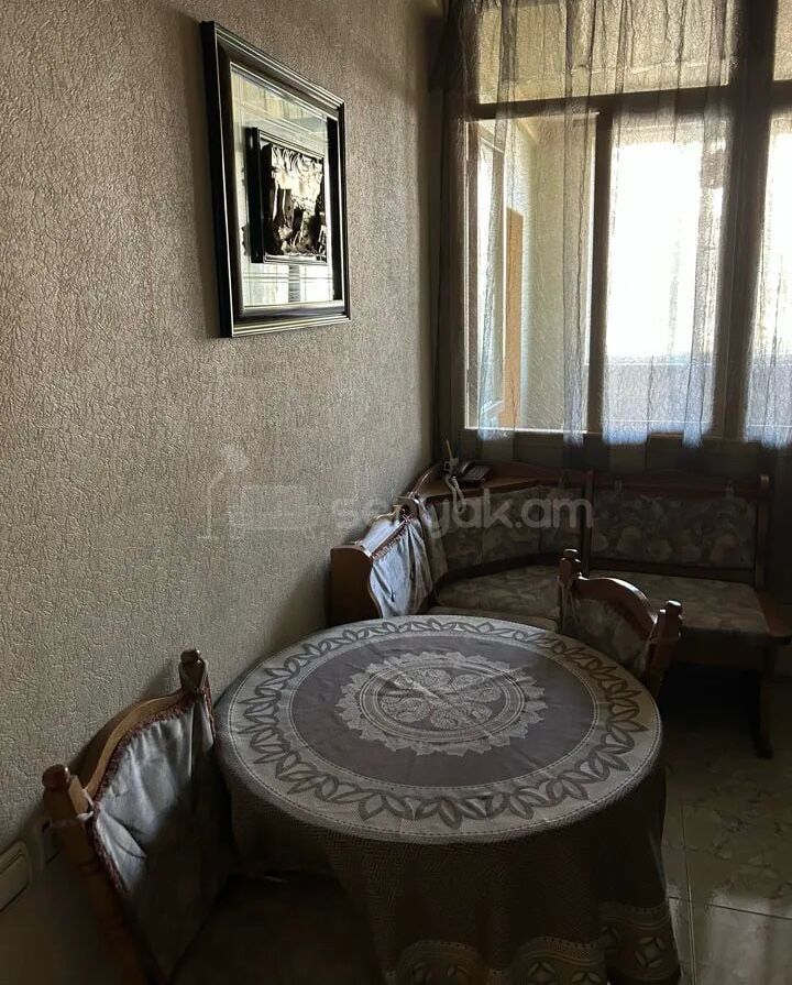 2 Սենյականոց Բնակարան Քարե Շենքում, 48քմ, 4/7 հարկ, Նորմալ Վիճակում, Կահավորված