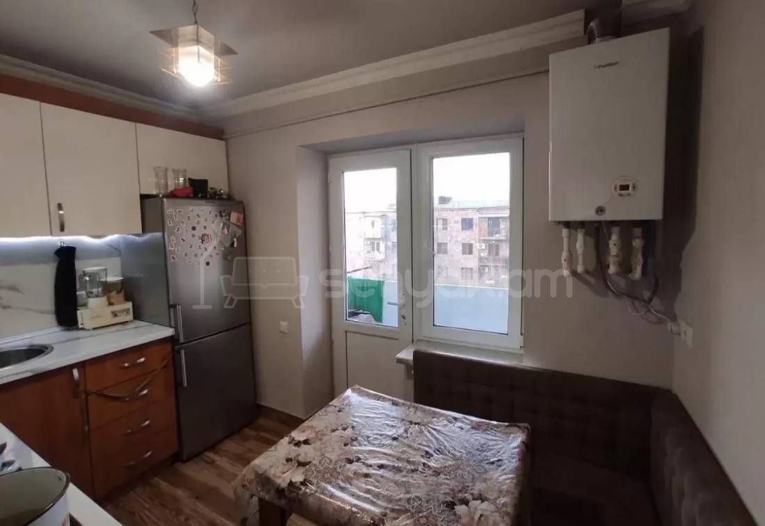 3 Սենյականոց Բնակարան Քարե Շենքում, 76քմ, 5/5 հարկ, Կապիտալ Վերանորոգված