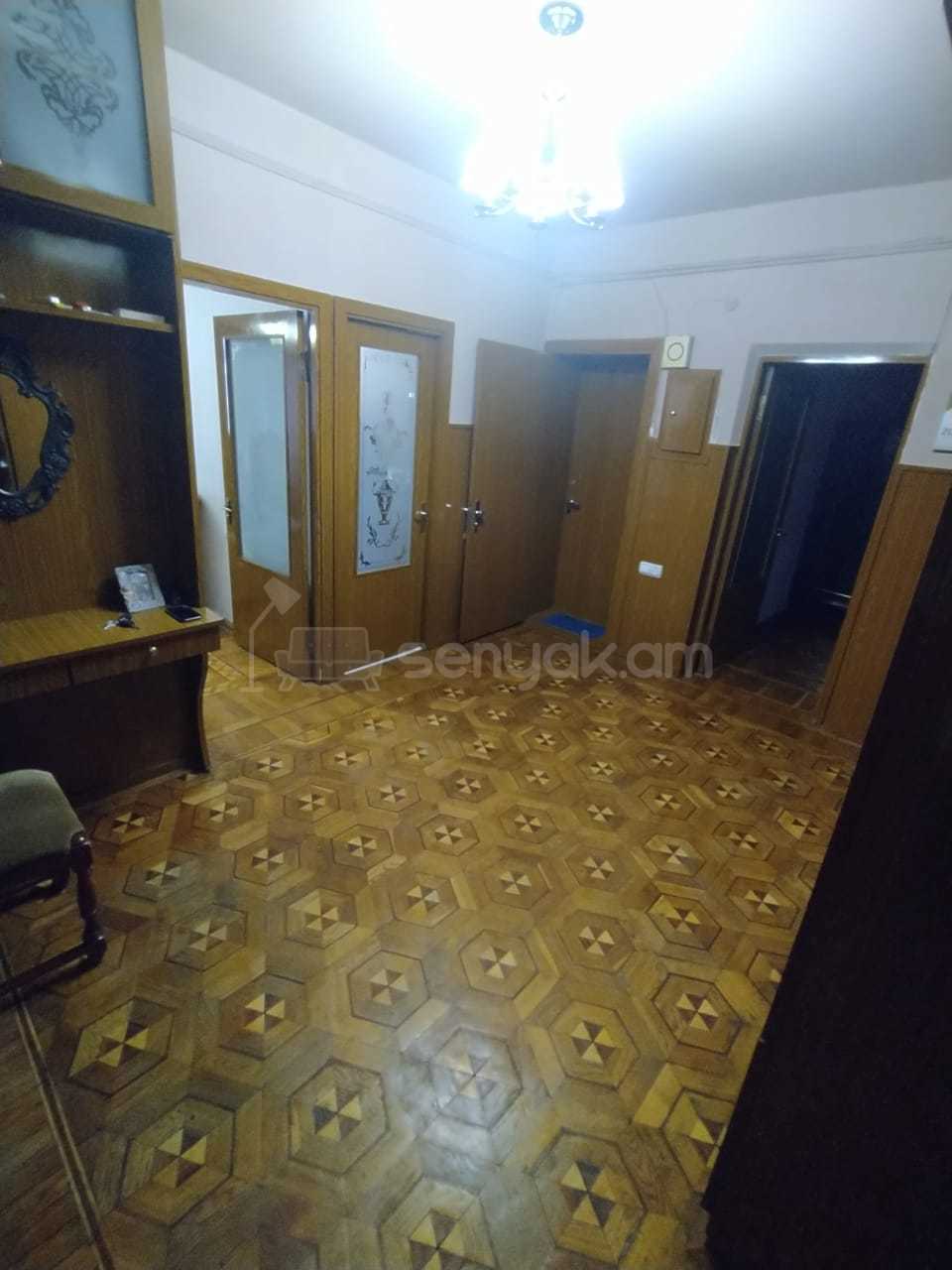 4 Սենյականոց Բնակարան Քարե Շենքում, 100քմ, 5/5 հարկ, Նորմալ Վիճակում