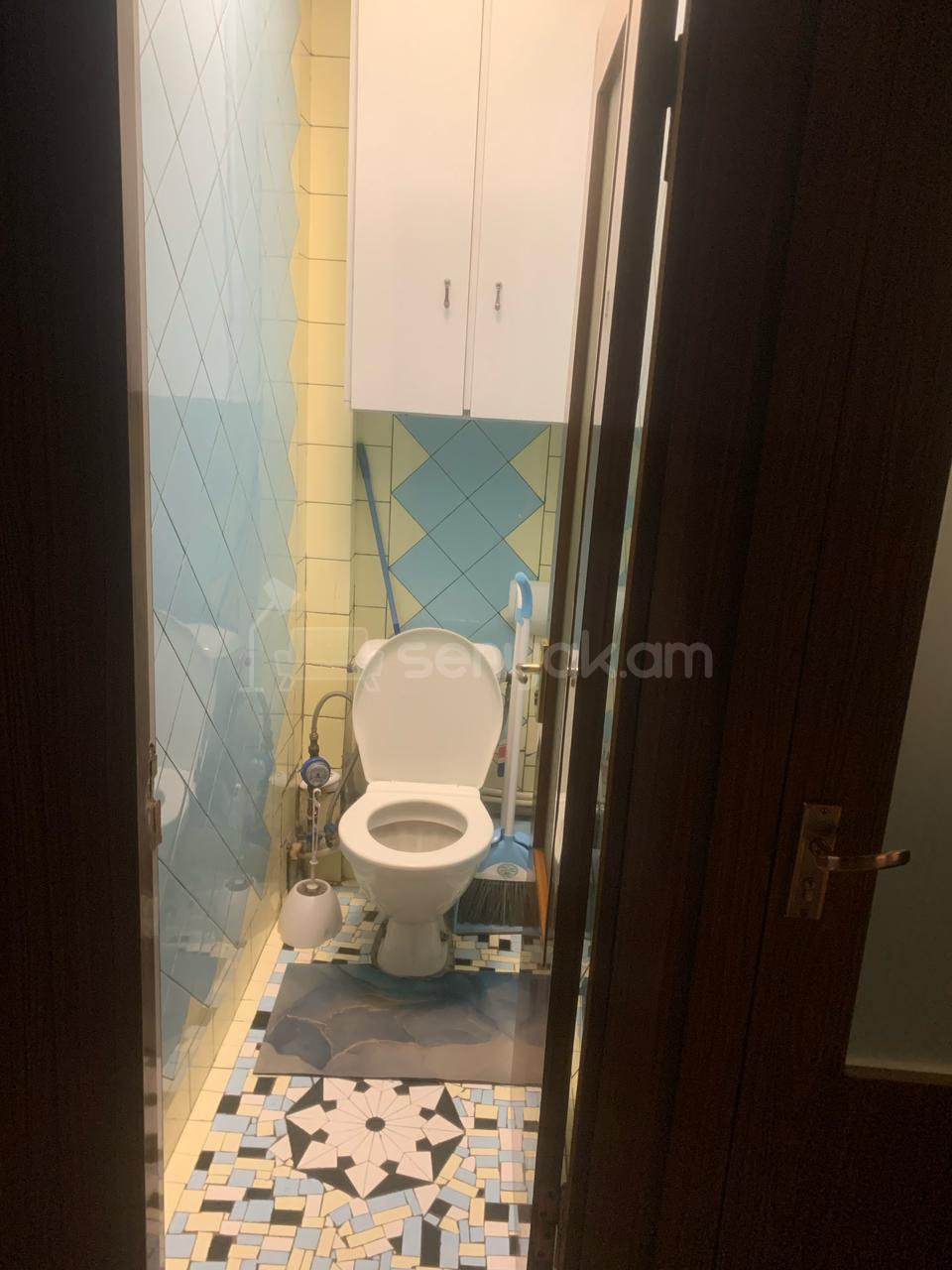4 Սենյականոց Բնակարան Քարե Շենքում, 100քմ, 5/5 հարկ, Նորմալ Վիճակում