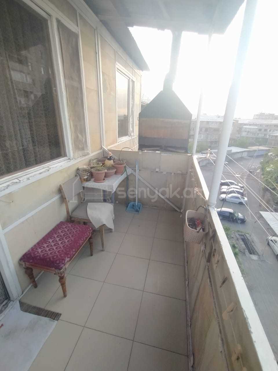 4 Սենյականոց Բնակարան Քարե Շենքում, 100քմ, 5/5 հարկ, Նորմալ Վիճակում