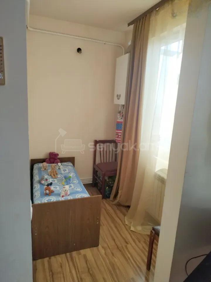 1 Սենյականոց Բնակարան Քարե Շենքում, 48քմ, 5/5 հարկ, Կապիտալ Վերանորոգված