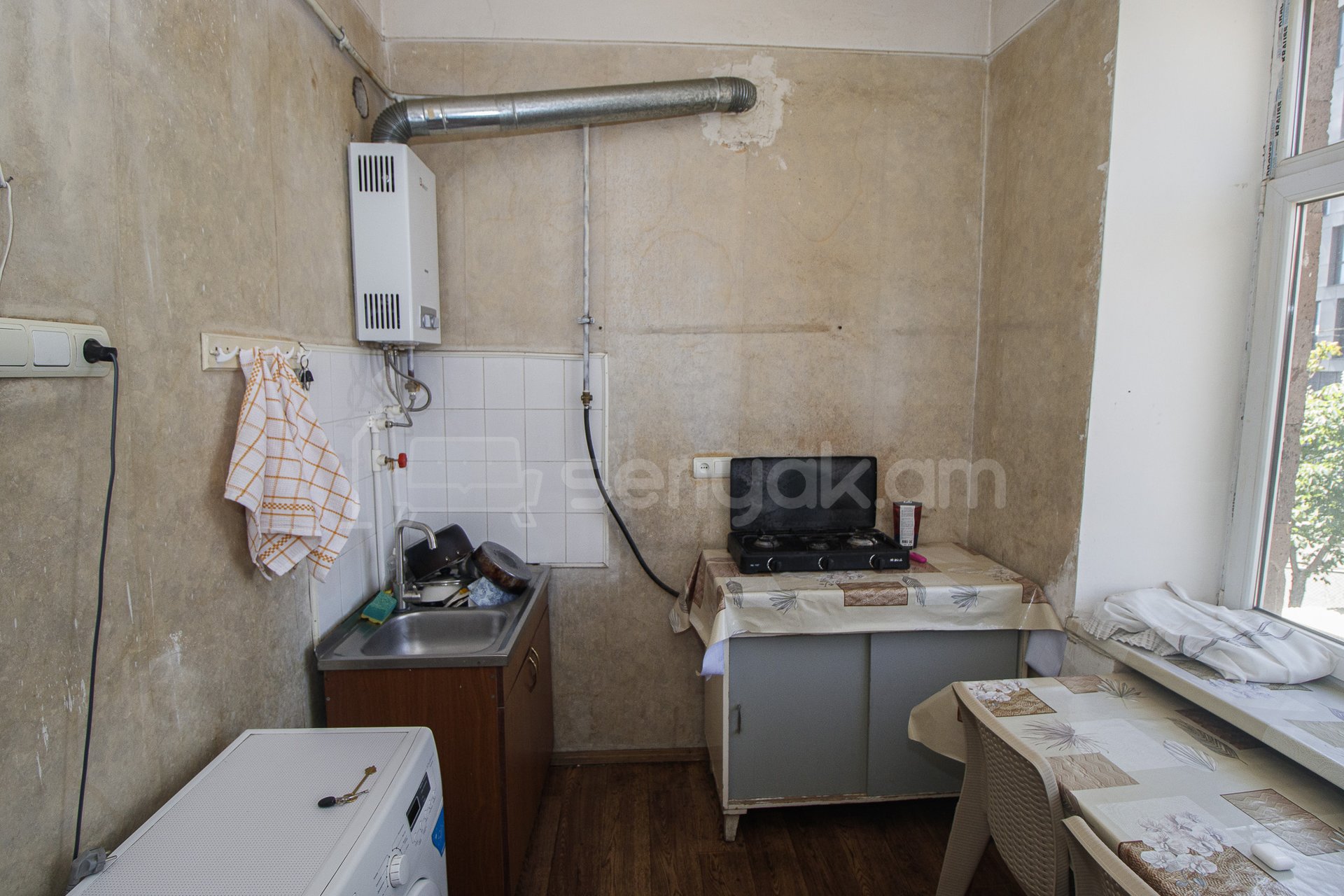 1 Սենյականոց Բնակարան Քարե Շենքում, 37քմ, 2/4 հարկ, Պետական Վիճակում