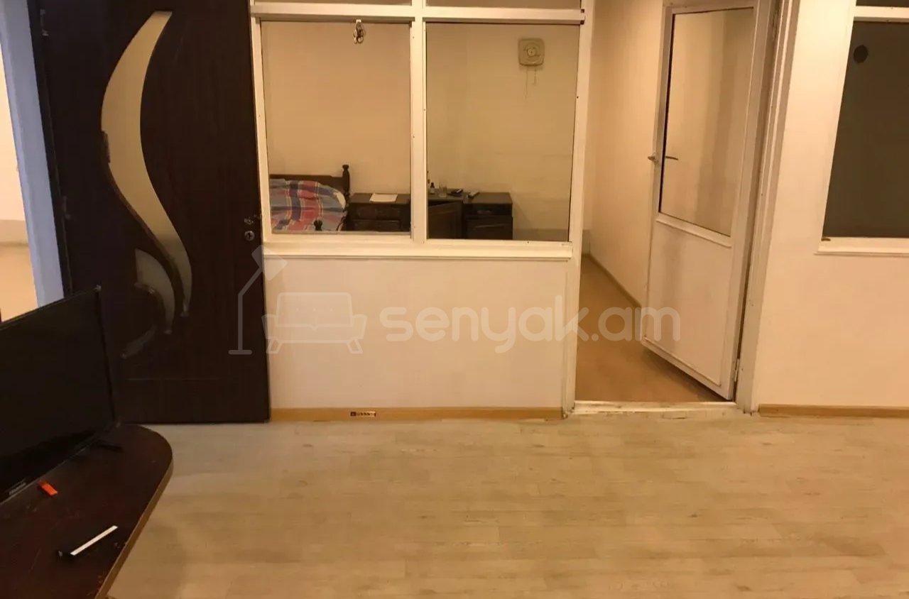 3 Սենյականոց Բնակարան Քարե Շենքում, 65քմ, 1/1 հարկ, Նորմալ Վիճակում, Կահավորված