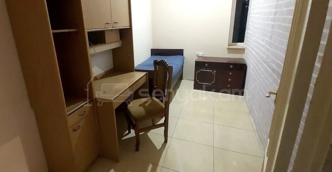 3 Սենյականոց Բնակարան Քարե Շենքում, 65քմ, 1/1 հարկ, Նորմալ Վիճակում, Կահավորված