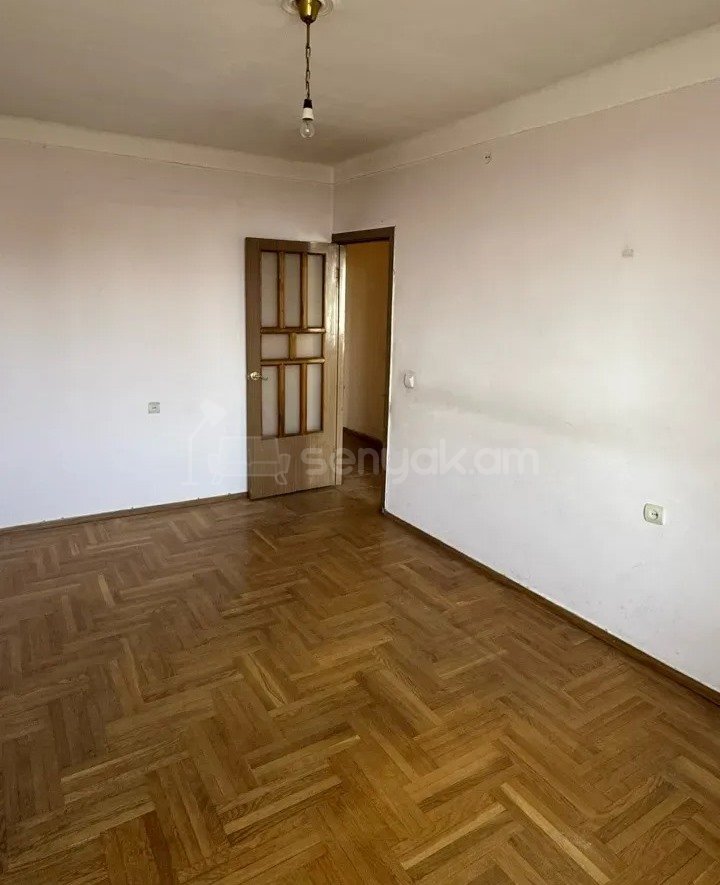 3 Սենյականոց Բնակարան Քարե Շենքում, 93քմ, 5/5 հարկ, Նորմալ Վիճակում