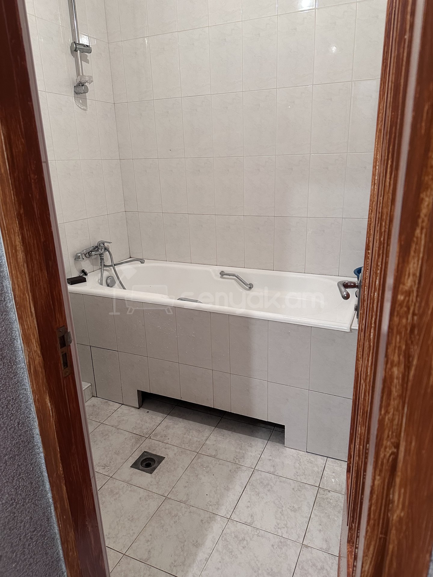 3 Սենյականոց Բնակարան Քարե Շենքում, 120քմ, 1/16 հարկ, Նորմալ Վիճակում