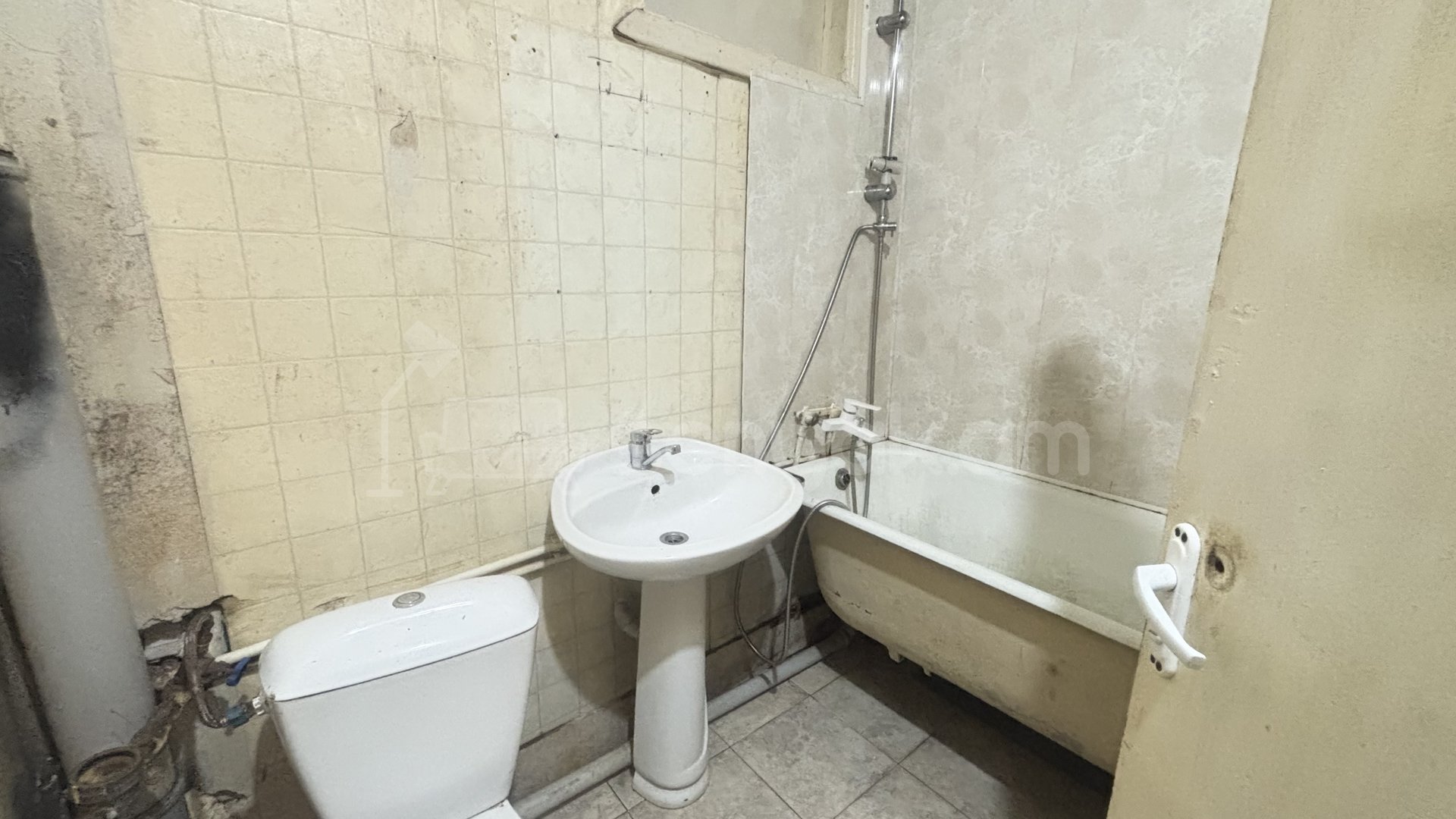 2 Սենյականոց Բնակարան Քարե Շենքում, 56քմ, 5/5 հարկ, Նորմալ Վիճակում, Մասամբ Կահավորված, Արևկող