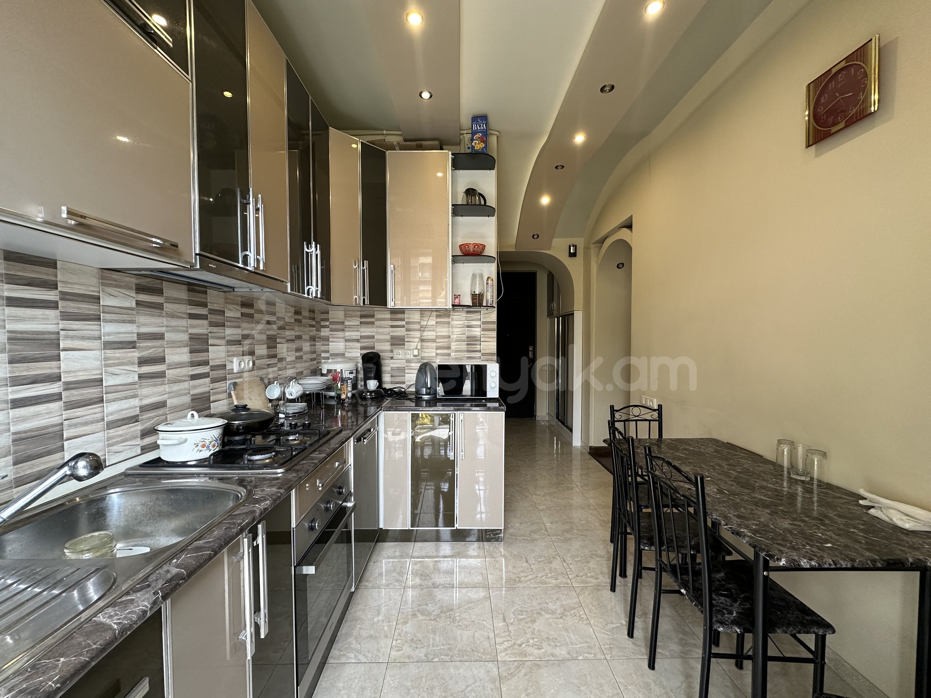 2 Սենյականոց Բնակարան Քարե Շենքում, 52քմ, 4/5 հարկ, Կապիտալ Վերանորոգված