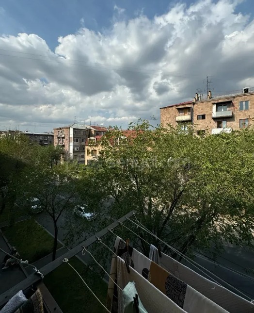 1 Սենյականոց Բնակարան Քարե Շենքում, 30քմ, 4/4 հարկ, Նորմալ Վիճակում