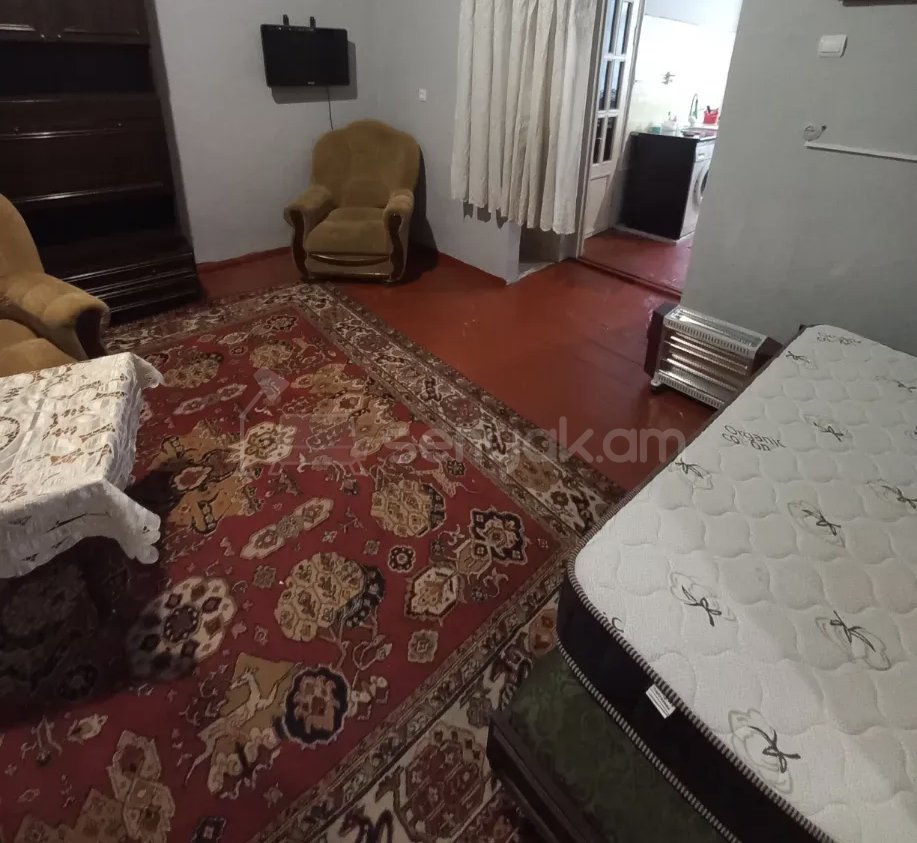 1 Սենյականոց Բնակարան Քարե Շենքում, 45քմ, 3/5 հարկ, Նորմալ Վիճակում, Կահավորված