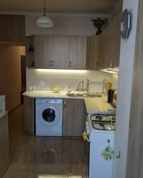 1 Սենյականոց Բնակարան Քարե Շենքում, 43քմ, 5/5 հարկ, Կապիտալ Վերանորոգված