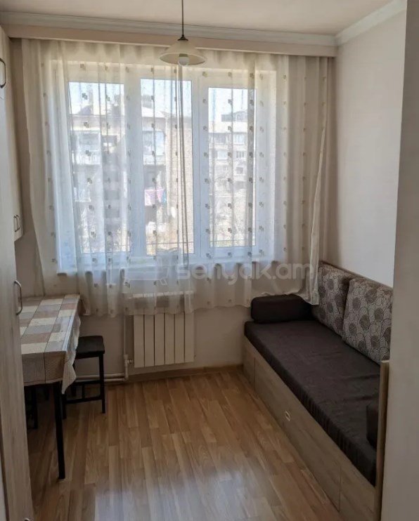 1 Սենյականոց Բնակարան Քարե Շենքում, 43քմ, 5/5 հարկ, Կապիտալ Վերանորոգված