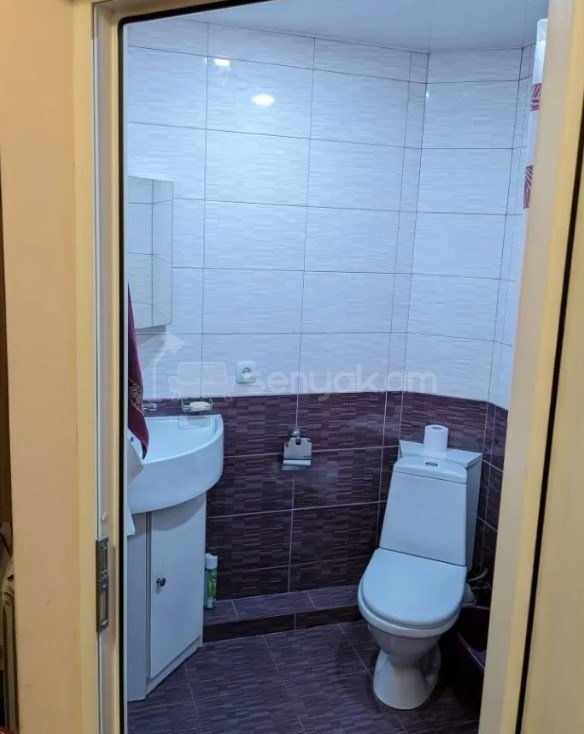 1 Սենյականոց Բնակարան Քարե Շենքում, 43քմ, 5/5 հարկ, Կապիտալ Վերանորոգված