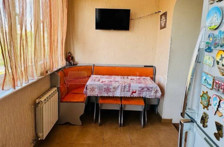 3 Սենյականոց Բնակարան Քարե Շենքում, 77քմ, 4/4 հարկ, Կապիտալ Վերանորոգված