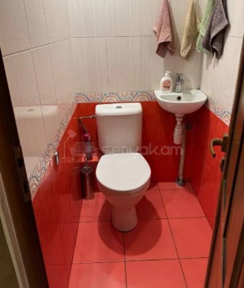 3 Սենյականոց Բնակարան Քարե Շենքում, 77քմ, 4/4 հարկ, Կապիտալ Վերանորոգված