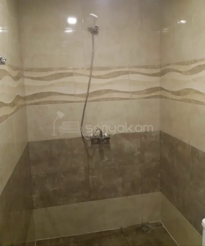 1 Սենյականոց Բնակարան Քարե Շենքում, 30քմ, 1/5 հարկ, Նորմալ Վիճակում, Կահավորված