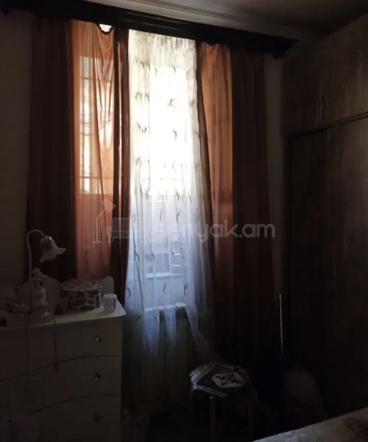 3 Սենյականոց Բնակարան Քարե Շենքում, 56քմ, 1/1 հարկ, Նորմալ Վիճակում, Կահավորված