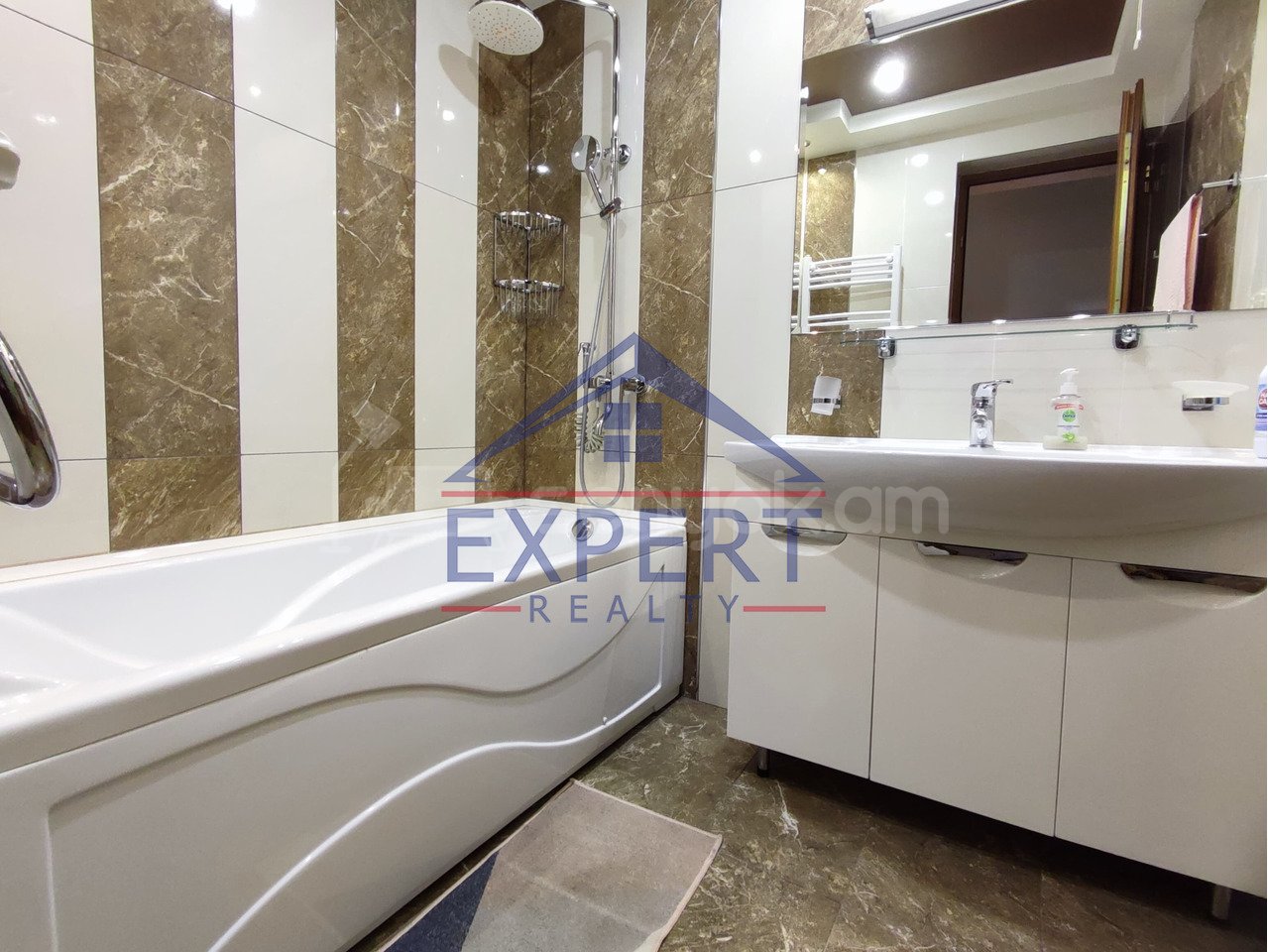 5 Սենյականոց Բնակարան Նորակառույցում, 242քմ, 6/7 հարկ, Կապիտալ Վերանորոգված