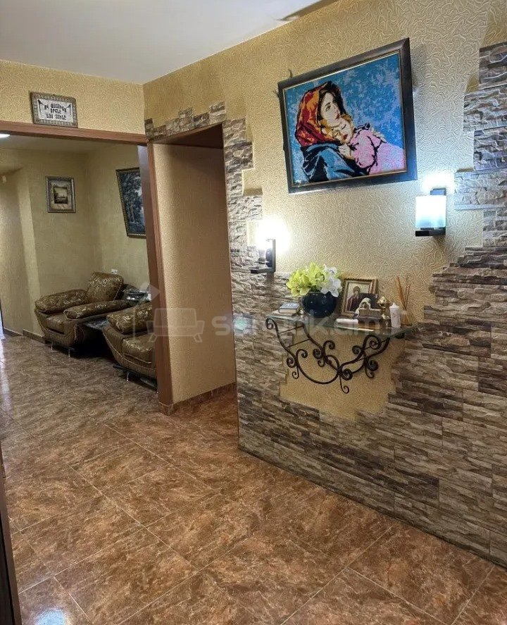 3 Սենյականոց Բնակարան Քարե Շենքում, 115քմ, 2/5 հարկ, Կապիտալ Վերանորոգված