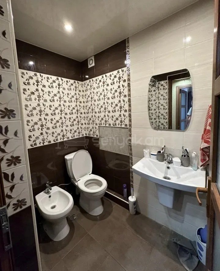 3 Սենյականոց Բնակարան Քարե Շենքում, 115քմ, 2/5 հարկ, Կապիտալ Վերանորոգված