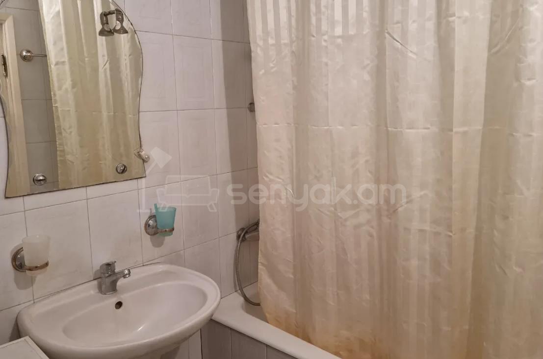 3 Սենյականոց Բնակարան Քարե Շենքում, 100քմ, 3/5 հարկ, Կապիտալ Վերանորոգված, Կահավորված, Արևկող