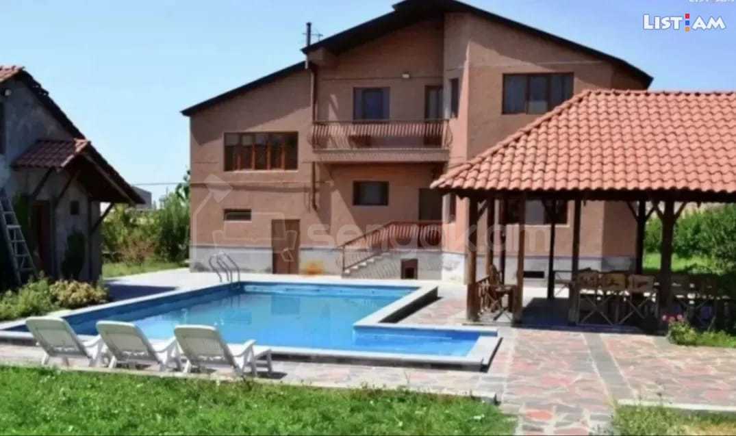 5 Սենյականոց Շքեղ Առանձնատուն, 300քմ, Լողավազանով