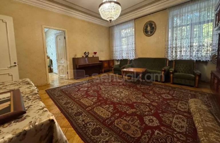 4 Սենյականոց Բնակարան Քարե Շենքում, 110քմ, 2/4 հարկ, Կապիտալ Վերանորոգված, Կահավորված