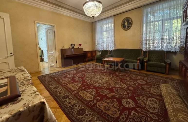 4 Սենյականոց Բնակարան Քարե Շենքում, 110քմ, 2/4 հարկ, Կապիտալ Վերանորոգված, Կահավորված