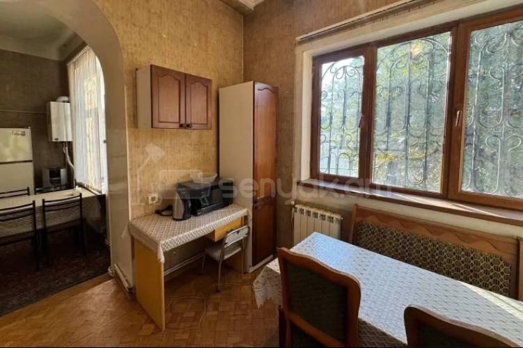 4 Սենյականոց Բնակարան Քարե Շենքում, 110քմ, 2/4 հարկ, Կապիտալ Վերանորոգված, Կահավորված