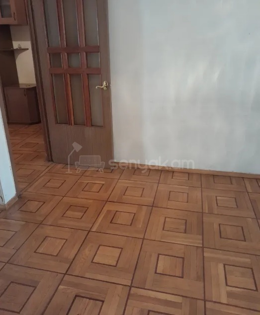 3 Սենյականոց Բնակարան Քարե Շենքում, 93քմ, 5/5 հարկ, Նորմալ Վիճակում