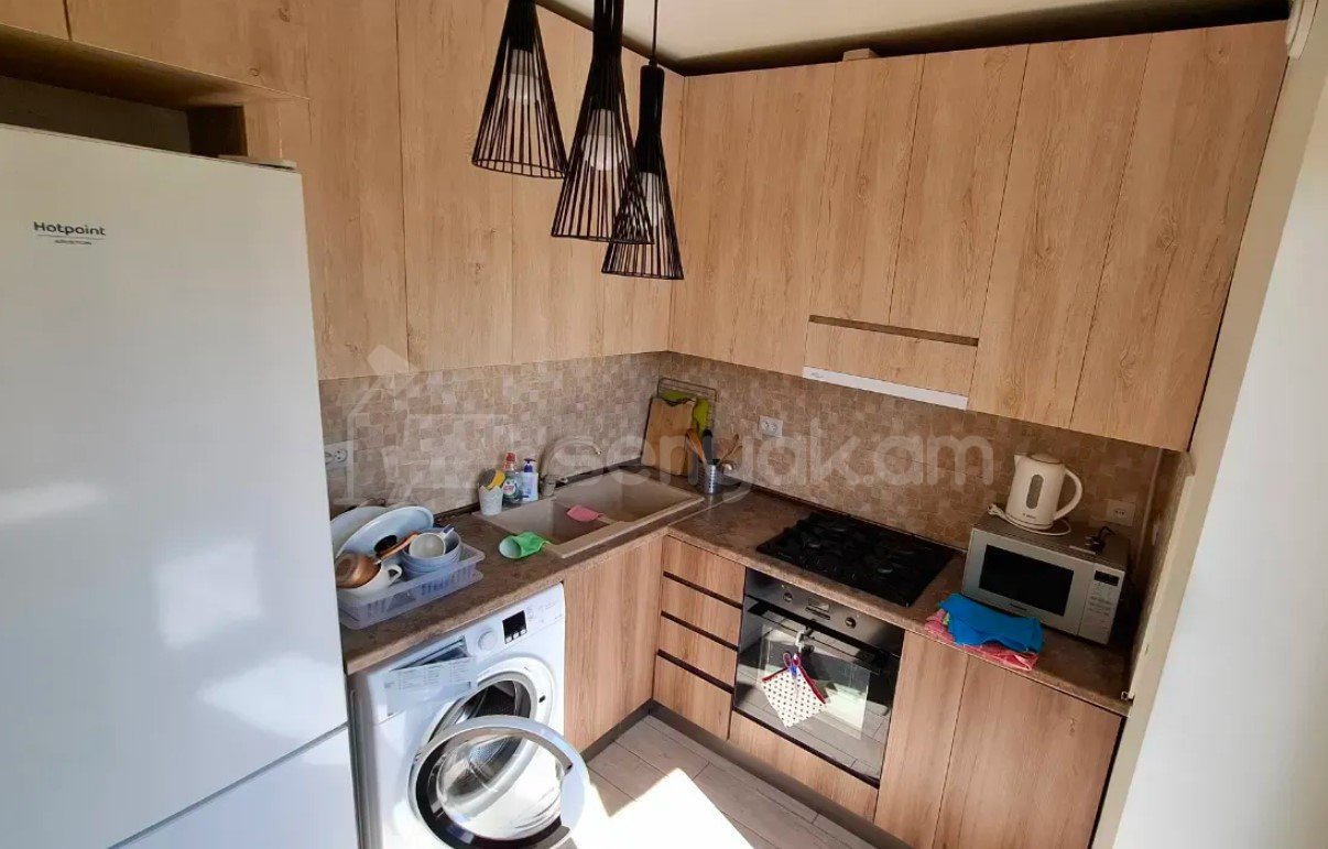 3 Սենյականոց Բնակարան Քարե Շենքում, 75քմ, 4/5 հարկ, Կապիտալ Վերանորոգված, Կահավորված