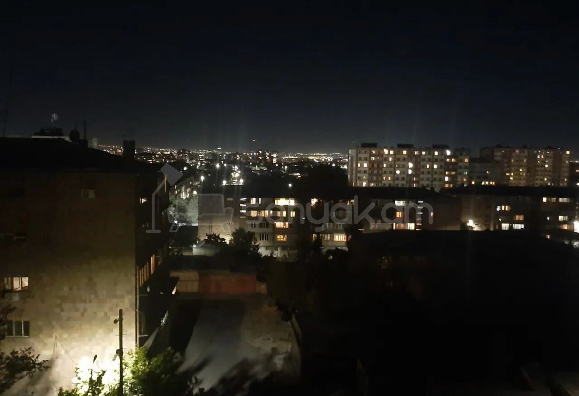 2 Սենյականոց Բնակարան Քարե Շենքում, 65քմ, 5/5 հարկ, Նորմալ Վիճակում