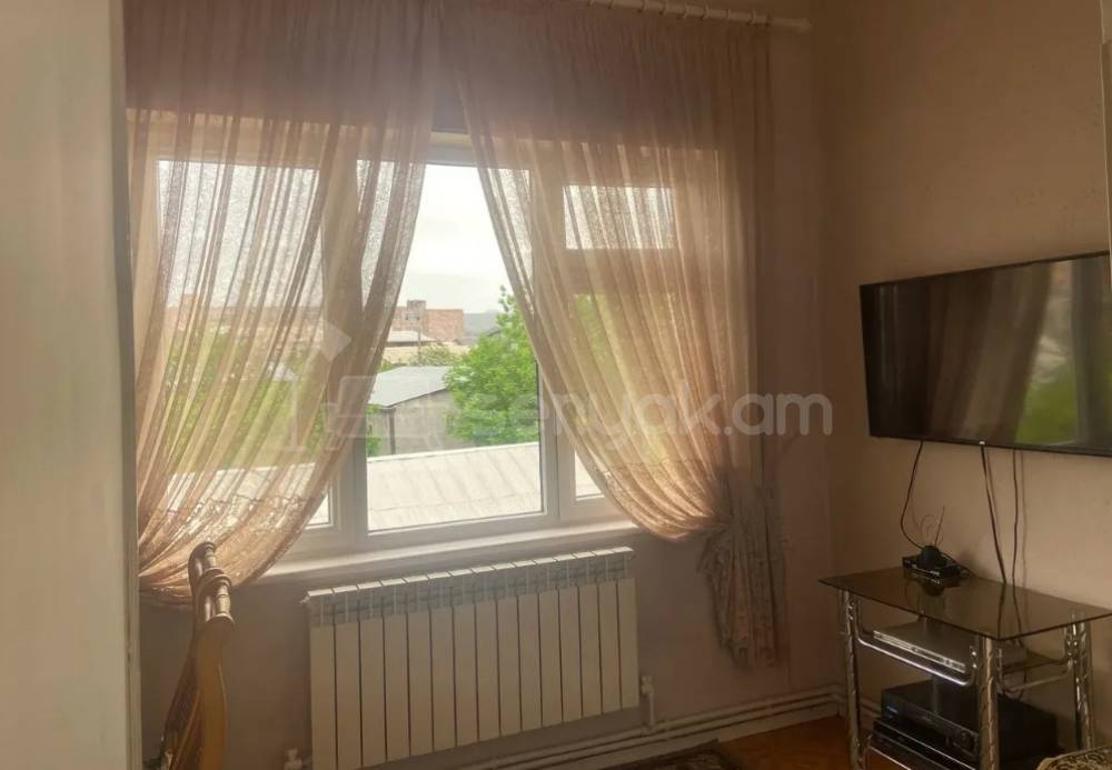 3 Սենյականոց Բնակարան Քարե Շենքում, 90քմ, 3/5 հարկ, Կապիտալ Վերանորոգված, Կահավորված, Արևկող