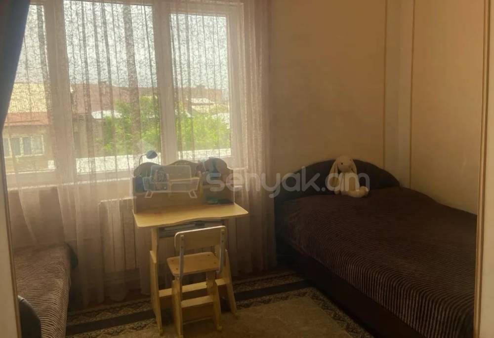 3 Սենյականոց Բնակարան Քարե Շենքում, 90քմ, 3/5 հարկ, Կապիտալ Վերանորոգված, Կահավորված, Արևկող