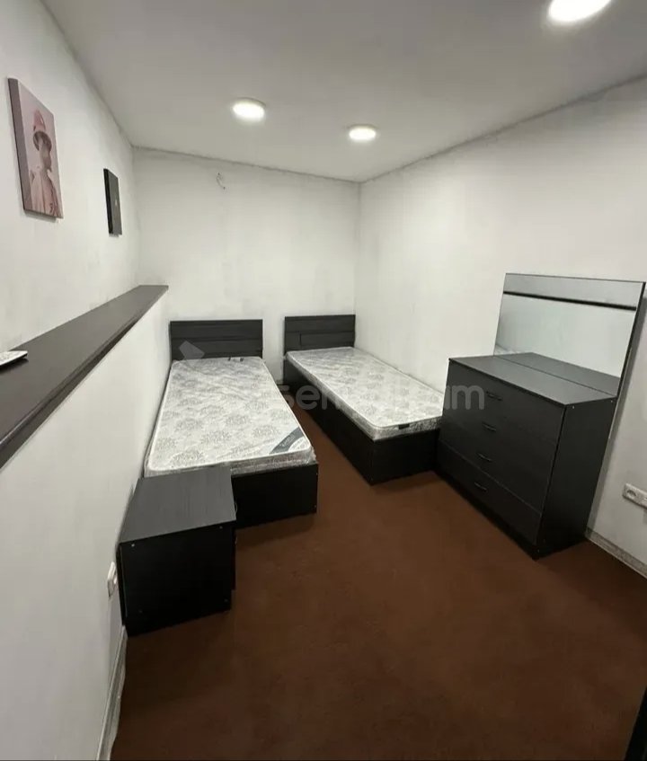 3 Սենյականոց Բնակարան Քարե Շենքում, 40քմ, 1/1 հարկ, Նորմալ Վիճակում, Կահավորված