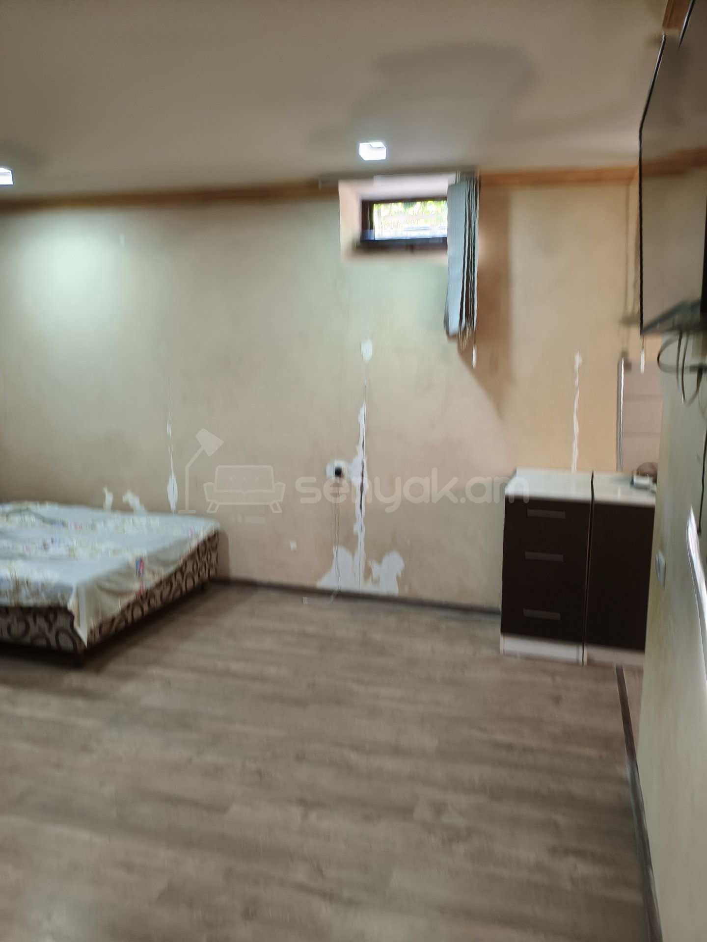 1 Սենյականոց Բնակարան Քարե Շենքում, 37քմ, 1/1 հարկ, Նորմալ Վիճակում, Կահավորված