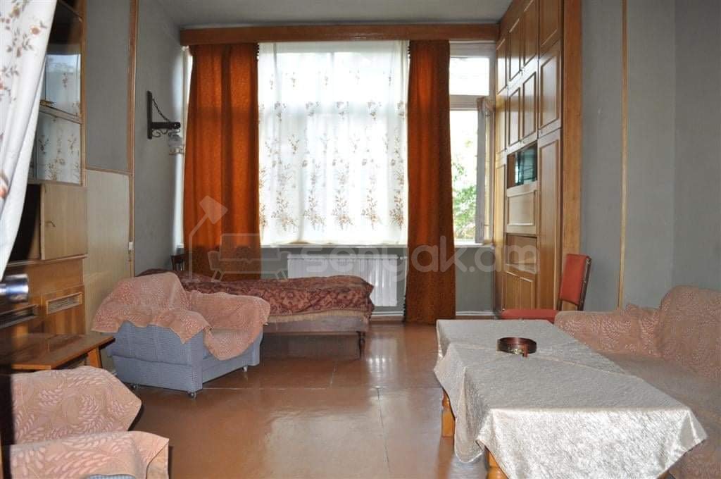 2 Սենյականոց Բնակարան Քարե Շենքում, 65քմ, 2/5 հարկ, Նորմալ Վիճակում, Կահավորված, Արևկող