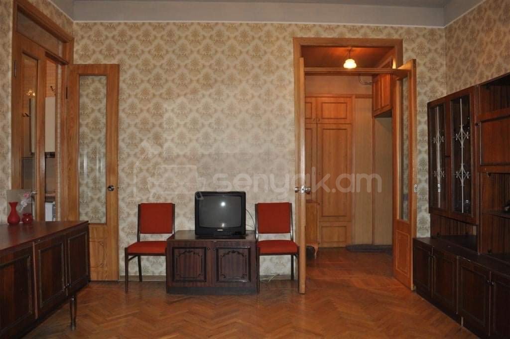 2 Սենյականոց Բնակարան Քարե Շենքում, 65քմ, 2/5 հարկ, Նորմալ Վիճակում, Կահավորված, Արևկող