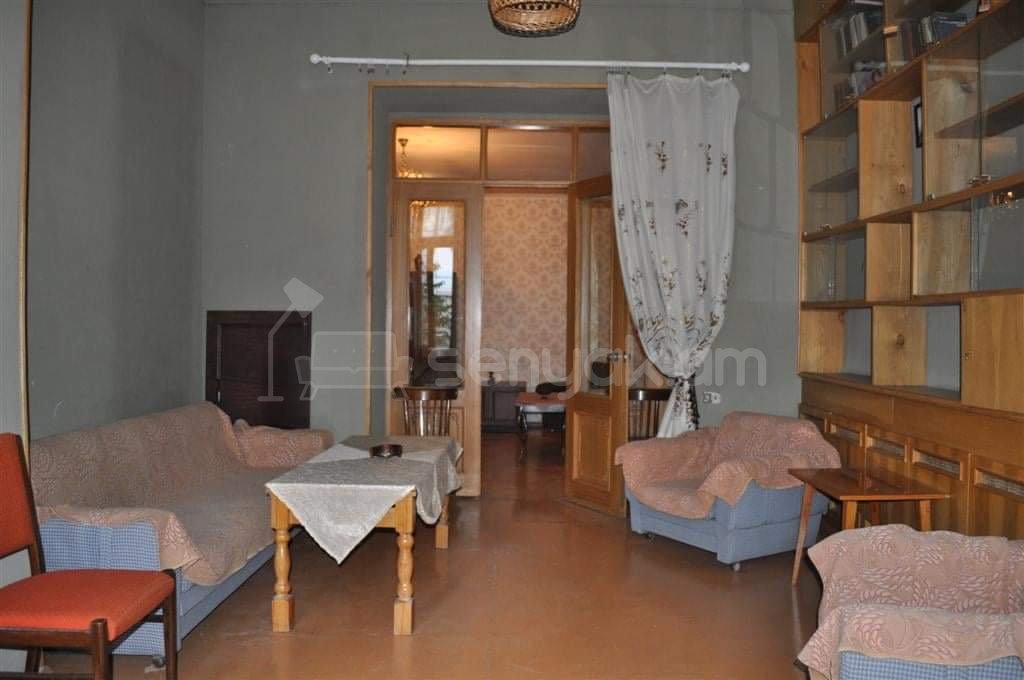 2 Սենյականոց Բնակարան Քարե Շենքում, 65քմ, 2/5 հարկ, Նորմալ Վիճակում, Կահավորված, Արևկող