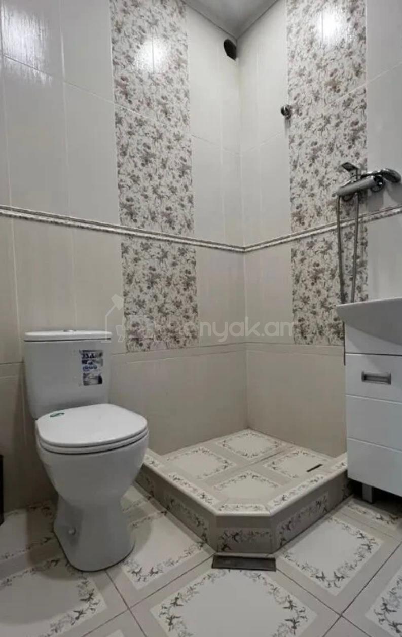 2 Սենյականոց Բնակարան Քարե Շենքում, 57քմ, 5/5 հարկ, Կապիտալ Վերանորոգված