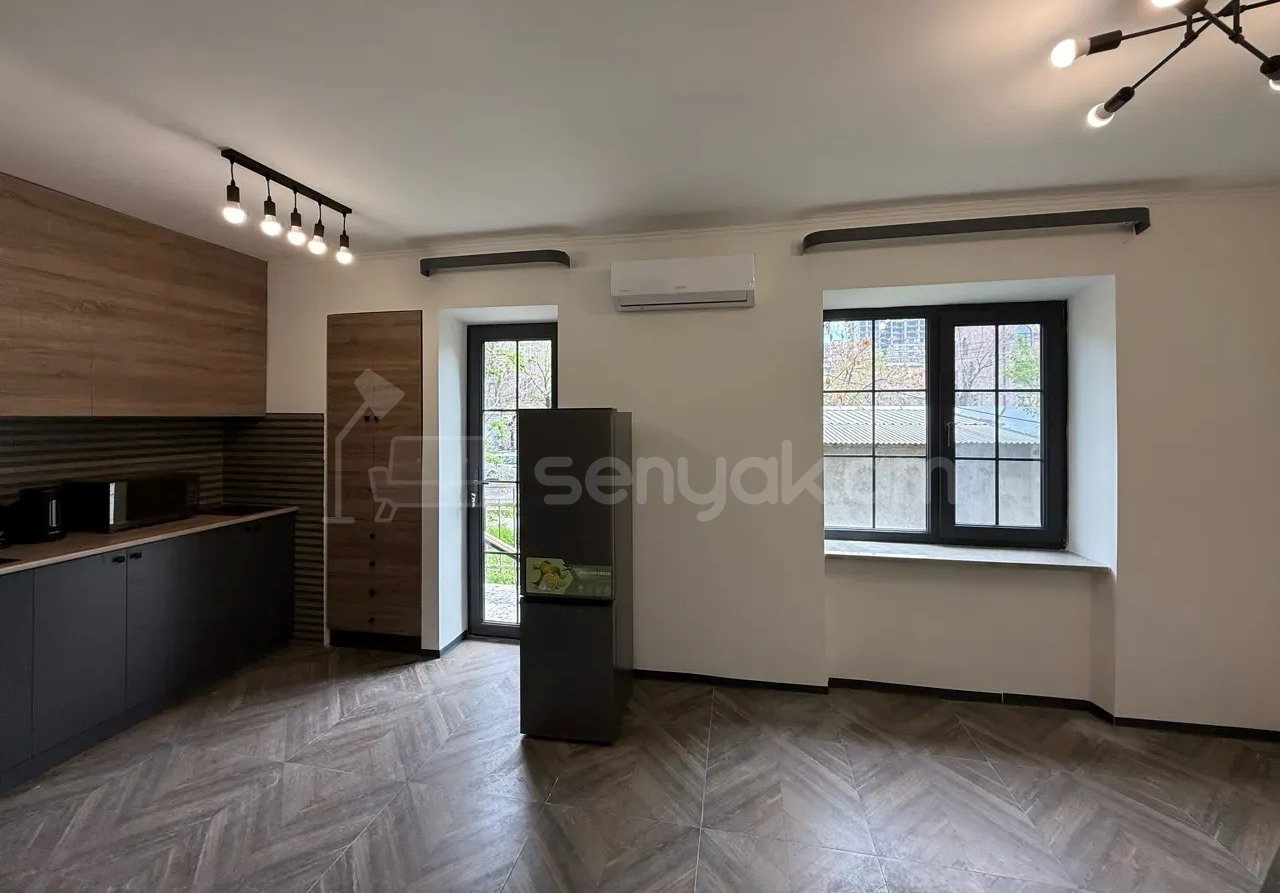 1 Սենյականոց Բնակարան Քարե Շենքում, 30քմ, 2/4 հարկ, Կապիտալ Վերանորոգված